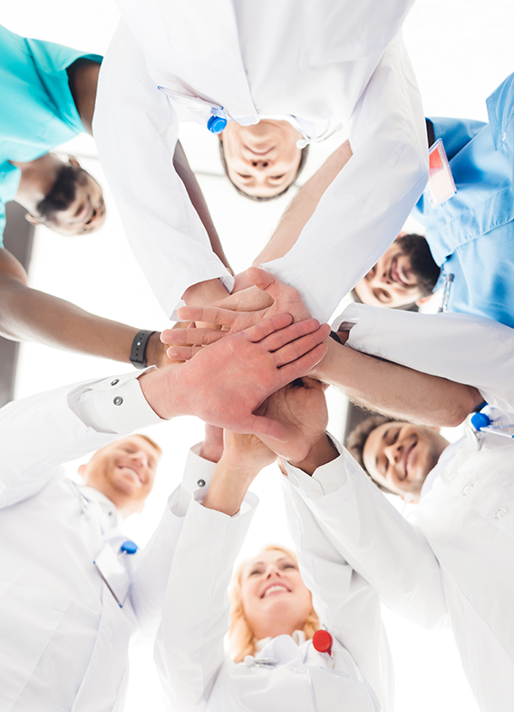 grupo-medicos-toman-manos